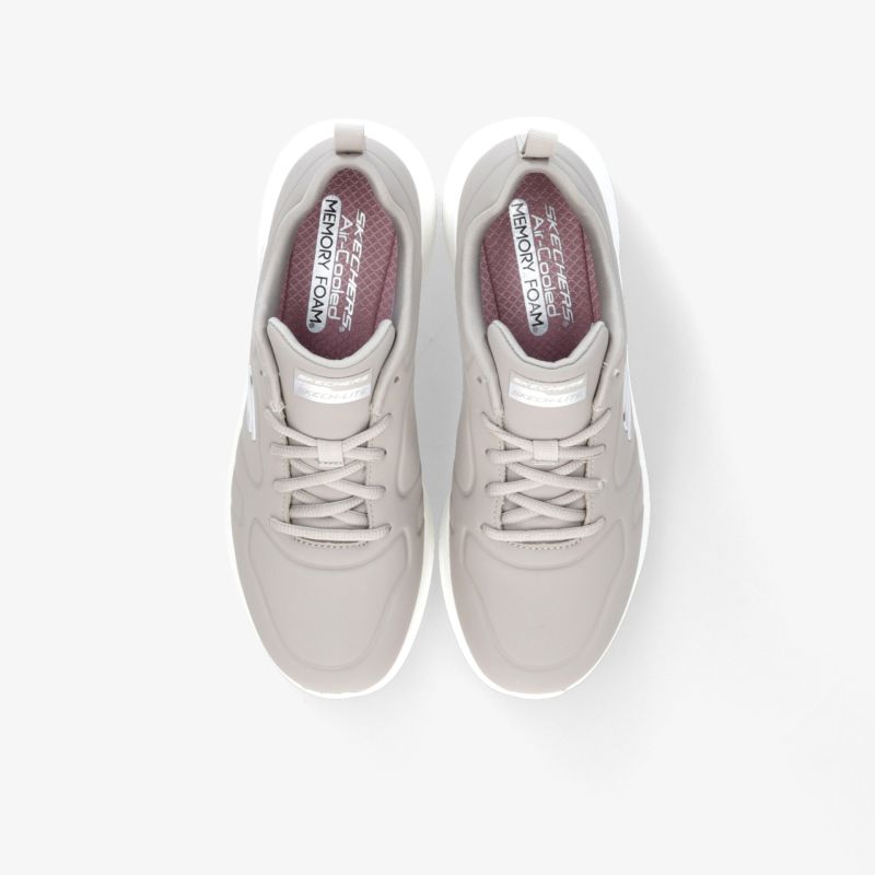 Bequeme, stylische Sneaker in hellem Grau, ideal für sportliche Anlässe und Freizeitaktivitäten.