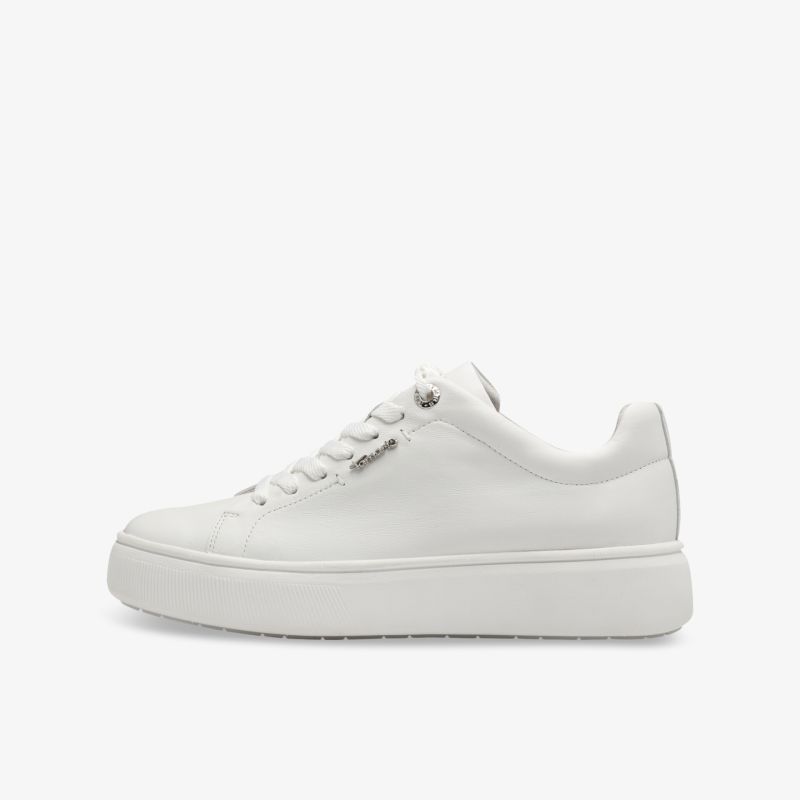 Moderner weißer Sneaker in seitlicher Ansicht mit bequemer Passform und schlichter, sportlicher Optik