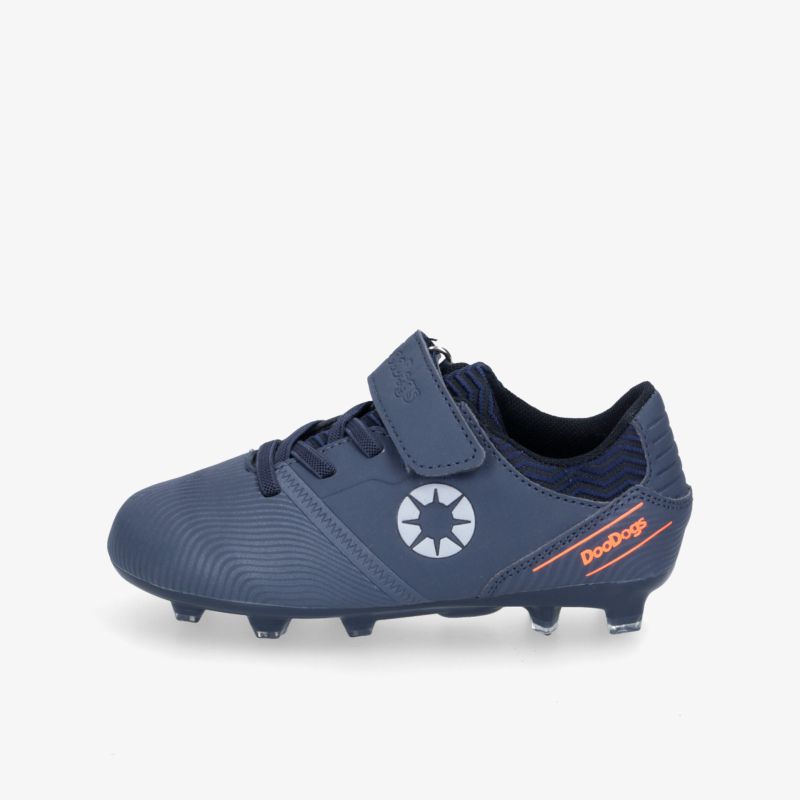 Dunkelblauer Fußballschuh mit Klettverschluss und griffiger Sohle für optimale Kontrolle und Komfort.