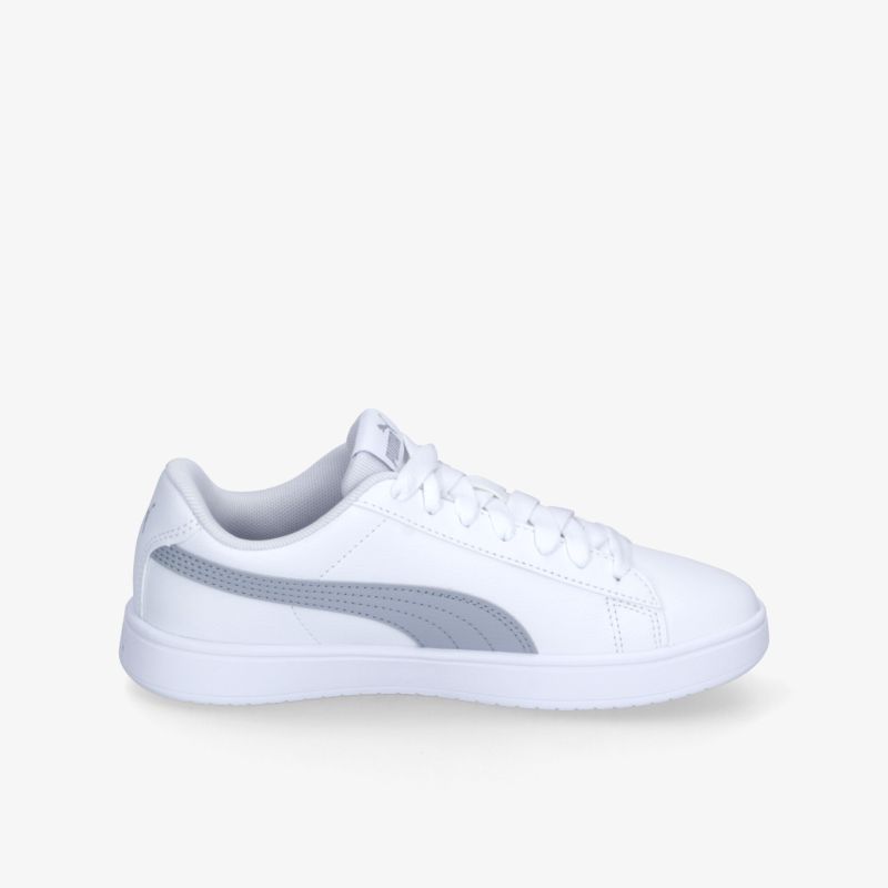 Seitliche Ansicht eines weißen sportlichen Sneakers mit leichtem Design und gepolstertem Kragen.