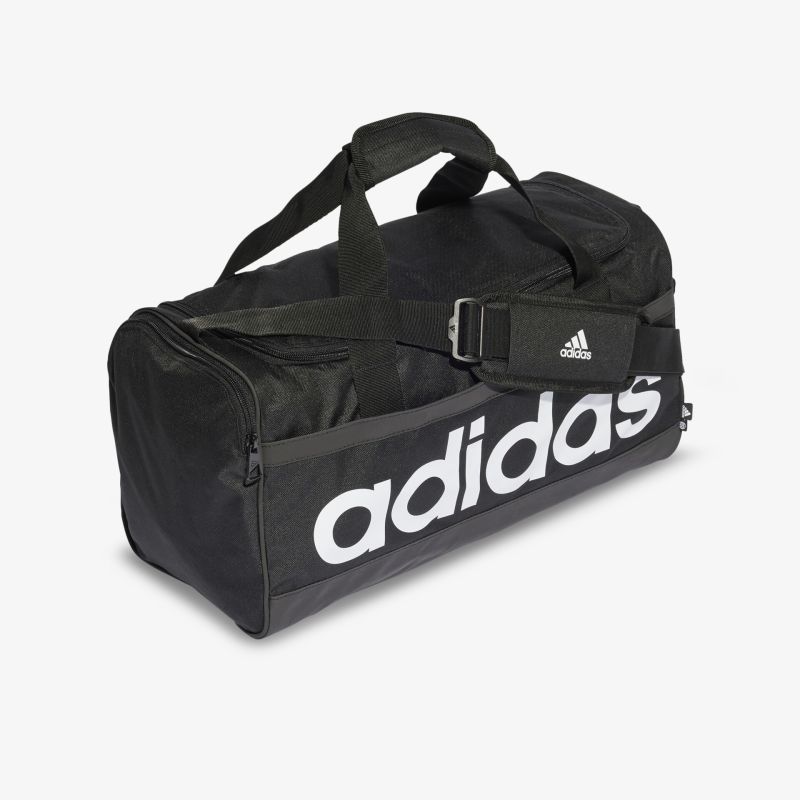Schwarze Adidas Sporttasche mit großem Logo, geräumiges Hauptfach und verstellbarer Schulterriemen.
