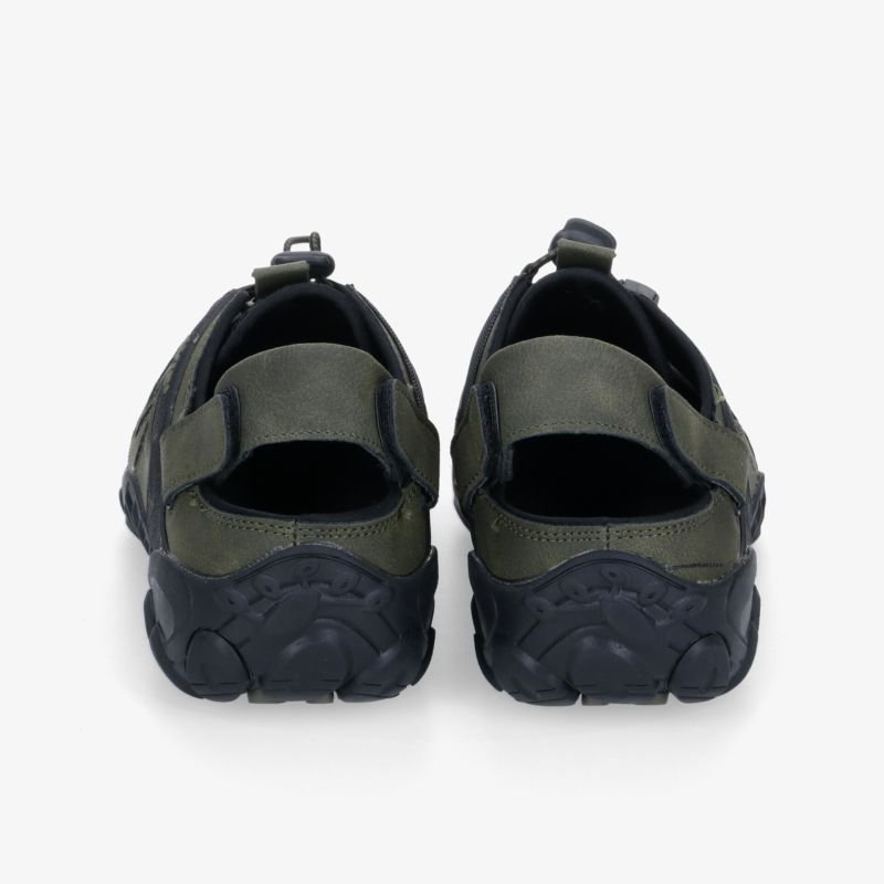 Sportlicher Schuh mit griffiger Sohle und verstellbarem Klettverschluss für optimalen Komfort und Halt.