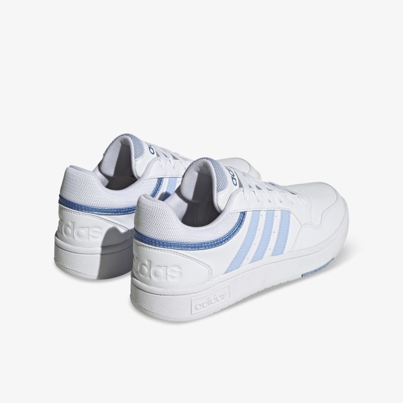 Weiße Turnschuhe mit blauen Streifen, klassischer Look, bietet Komfort und Langlebigkeit für den ganzen Tag.