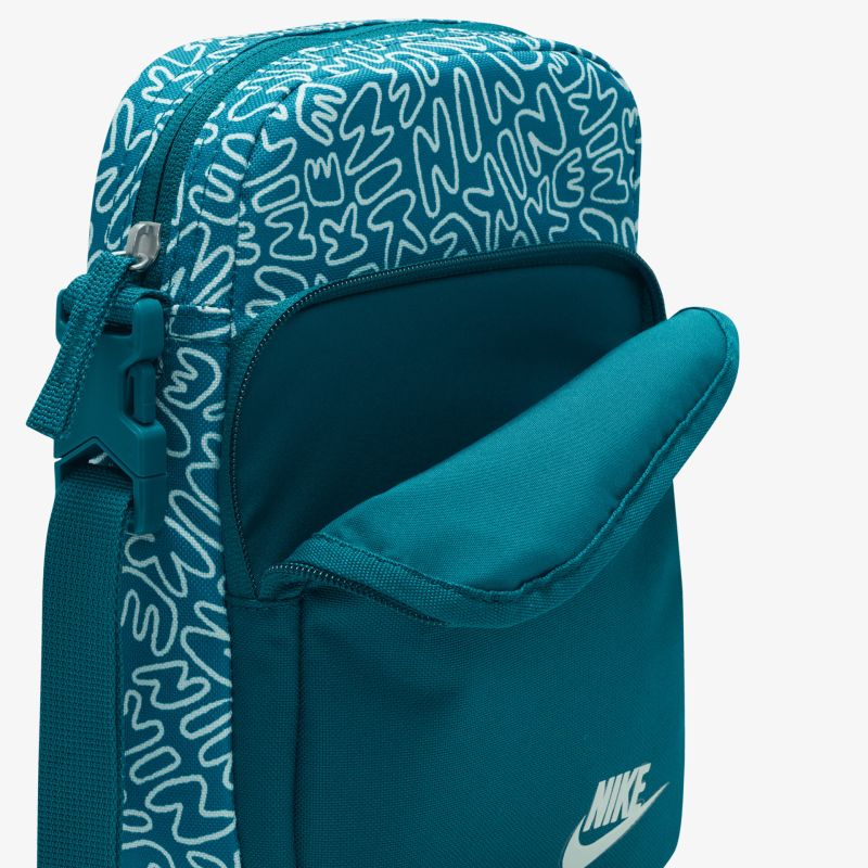 Stilvoller blauer Rucksack mit auffälligem Muster und praktischem Fach für alle Gelegenheiten.