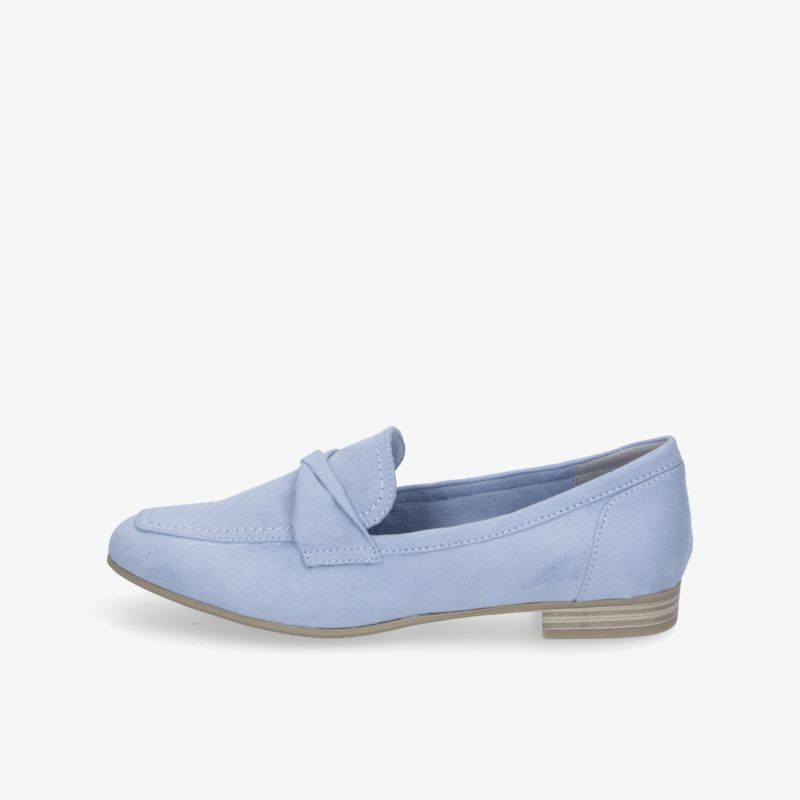 Hellblauer Slipper im Leder-Look mit rutschfester Sohle und modernem, elegantem Design.