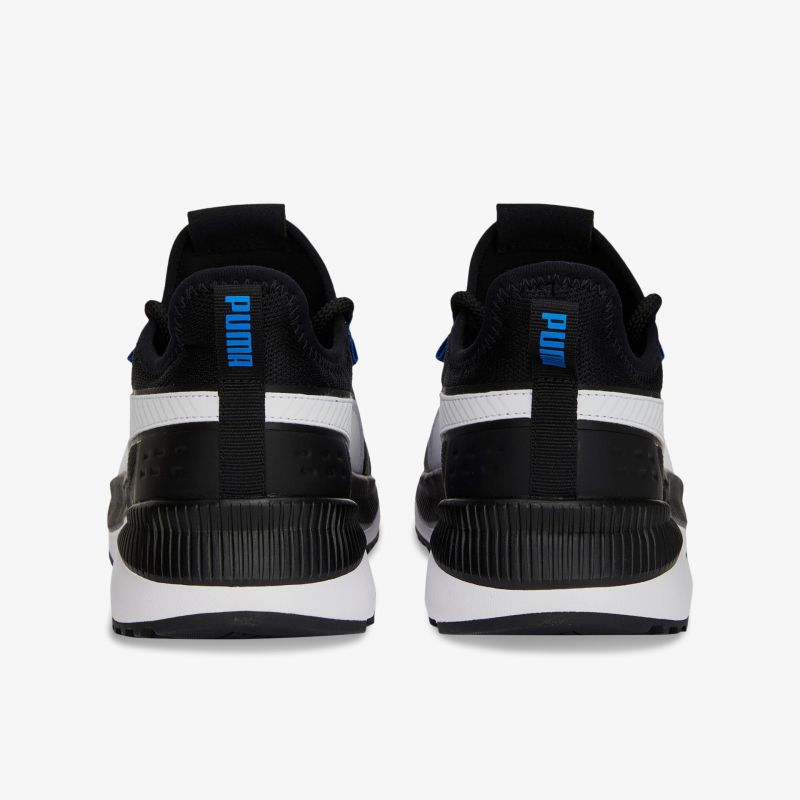 Rückansicht von modischen schwarz-weißen Sportschuhen mit markantem Design und blauen Details.