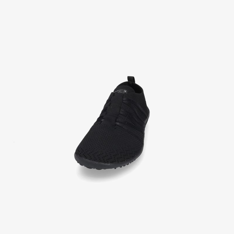 Schwarzer Schuh in Frontansicht mit komfortablem und leichtem Design für optimalen Halt und Atmungsaktivität