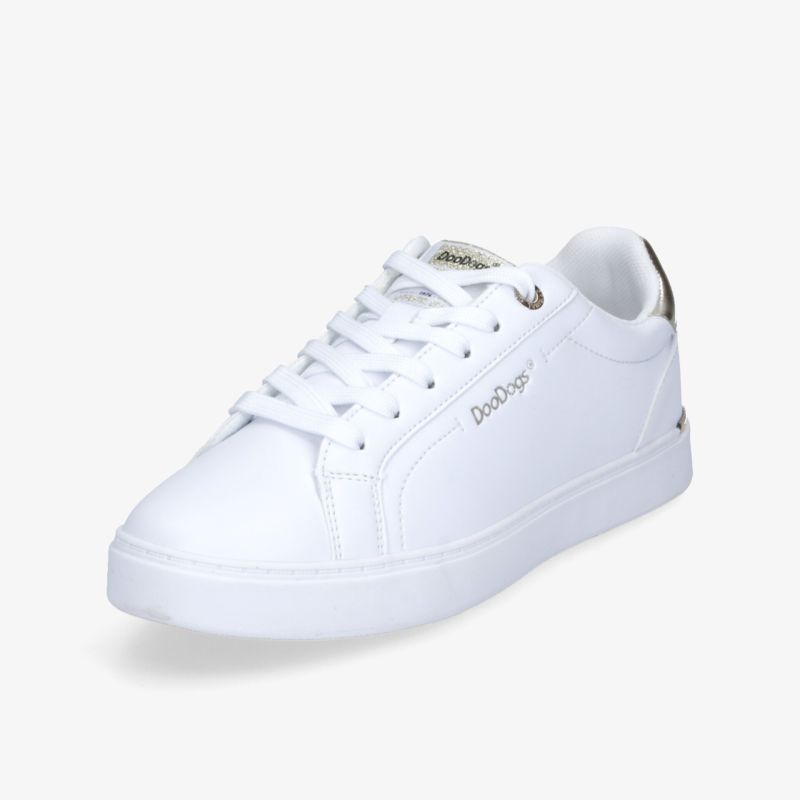Moderner weißer Sneaker in schräger Vorderansicht mit glatter Oberfläche und seitlicher Logoprägung