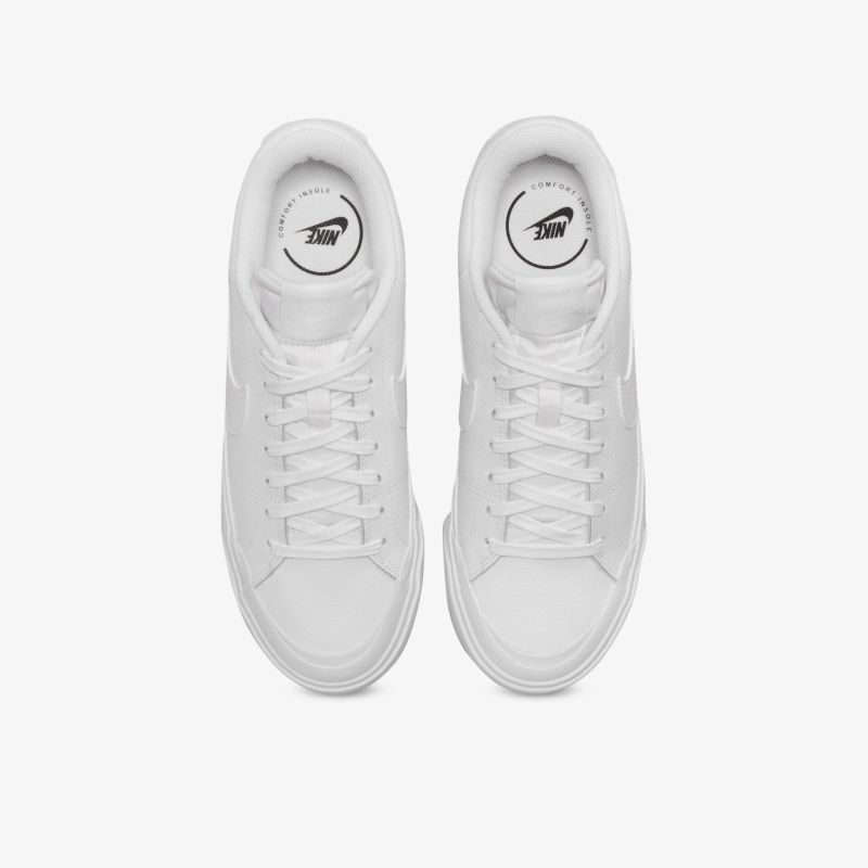 Klassische weiße Sneaker mit schlichtem Design, ideal für einen vielseitigen und modernen Look.