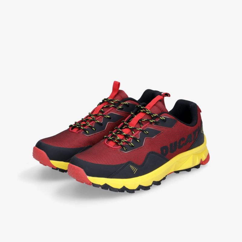 Moderne rote Laufschuhe mit gelber Sohle und robustem Design für optimalen Komfort und Leistung.