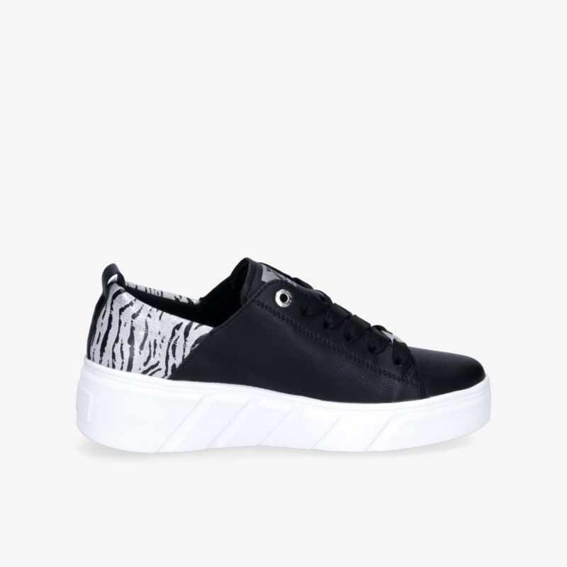 Moderner schwarzer Sneaker mit weißer lässiger Sohle und auffälligem Zebramuster an der Ferse, seitliche Ansicht