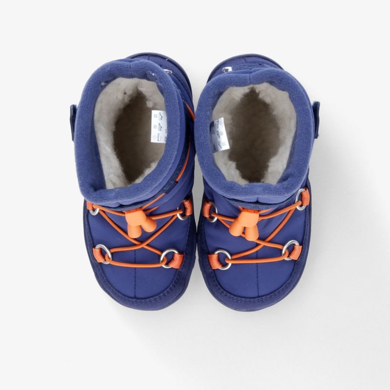 Warme und robuste blau-orange Winter-Schuhe mit dickem Futter und rutschfester Sohle als Paar von oben fotografiert.