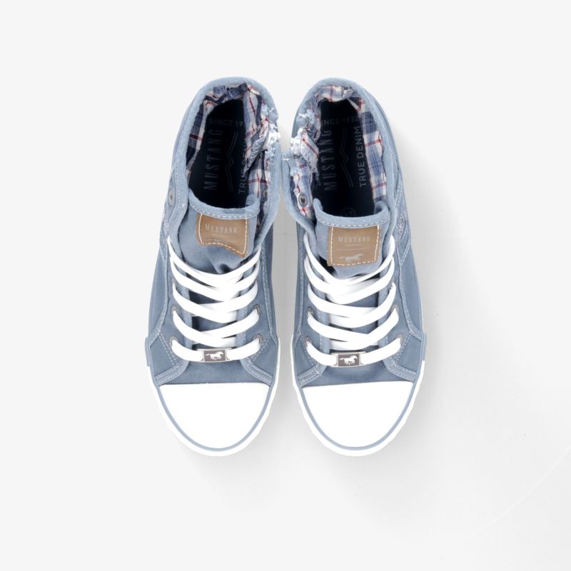 Stylische und bequeme knöchelhohe Sneakers mit weißem Zehenbereich und robusten weißen Schnürsenkeln.