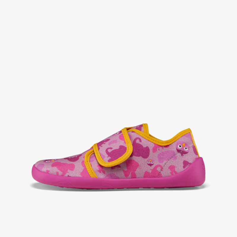 Seitliche Ansicht eines rosa Schuhs mit Klettverschluss, leichter und bequemer Kinderschuh mit flexibler, rutschfester Sohle
