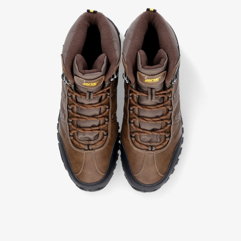 Robuste braune Wanderschuhe als Paar mit gepolsterter Oberseite und schnürbaren Verschlüssen, ideal für Outdoor-Aktivitäten