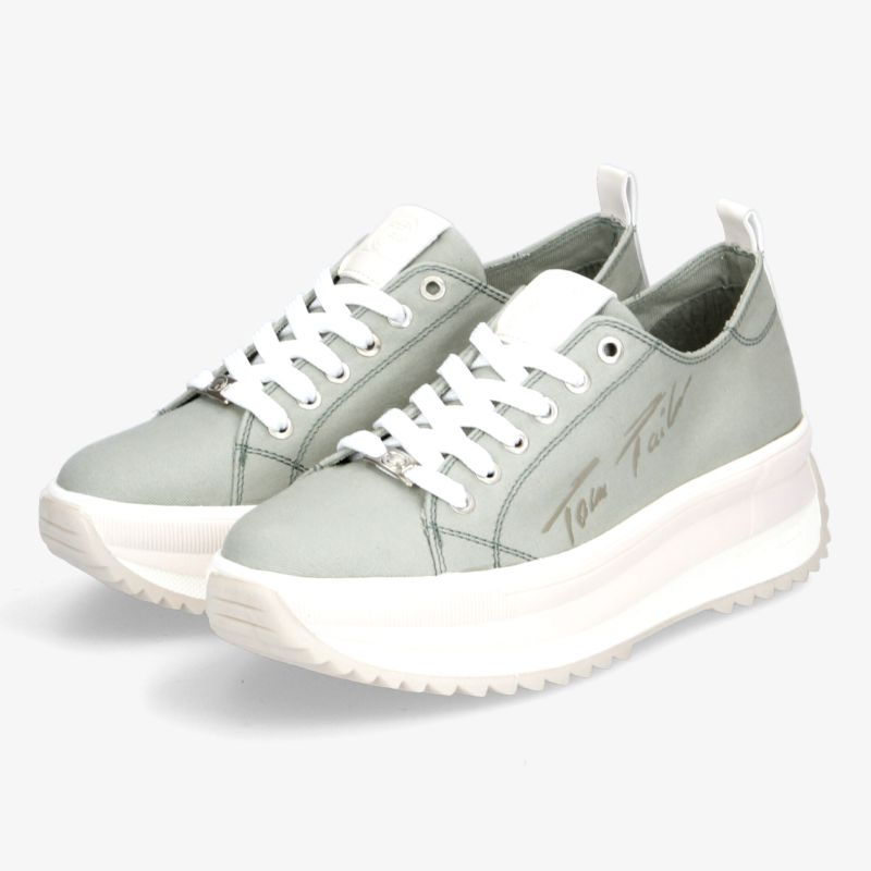 Moderne graue Sneaker mit charakteristischer Plateau-Sohle und auffälligem Design für urbanen Stil und Komfort