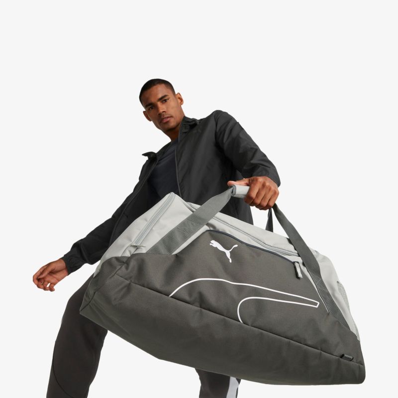 Geräumige Sporttasche mit stilvollem Design und praktischen Griffen, ideal für Fitness und Reisen.