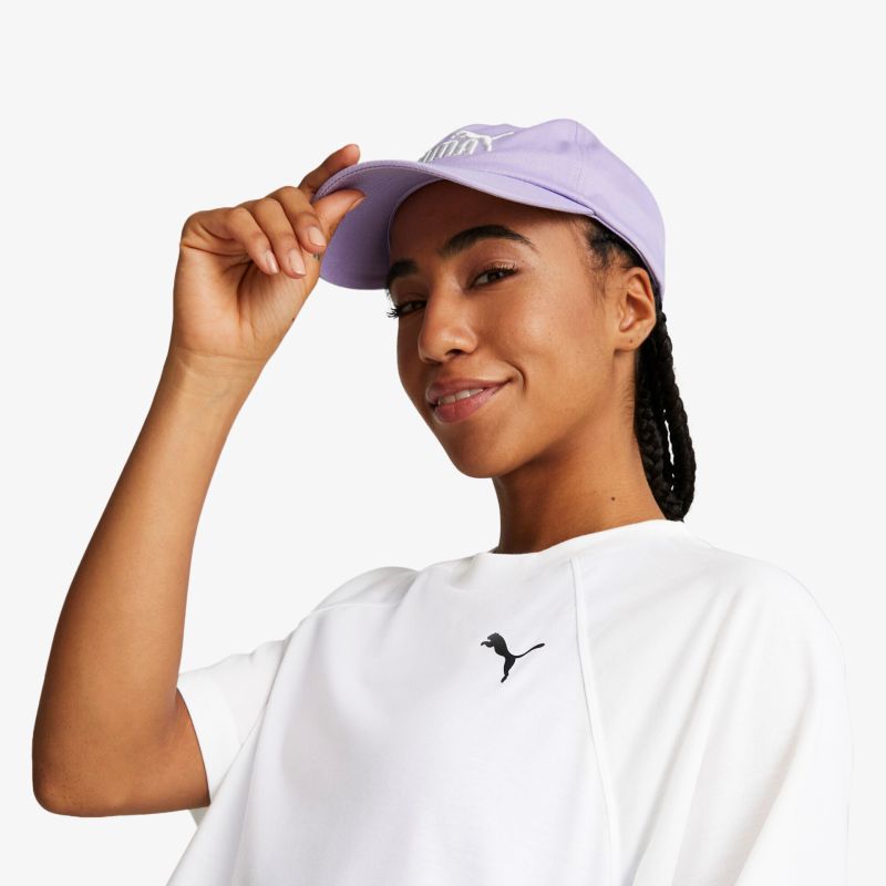 Stilvolle lila Basecap in sportlicher Kombination mit bequemem weißen Oberteil, ideal für Freizeit und Sport.