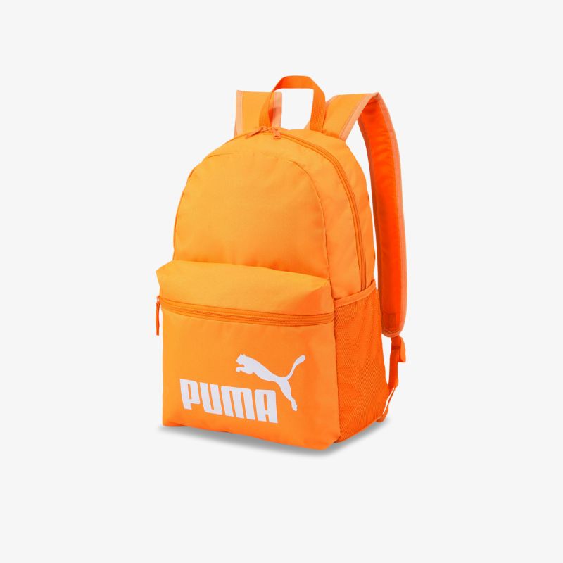 Orangefarbener Rucksack mit geräumigem Hauptfach und auffälligem Logo, ideal für Freizeit und Alltag.