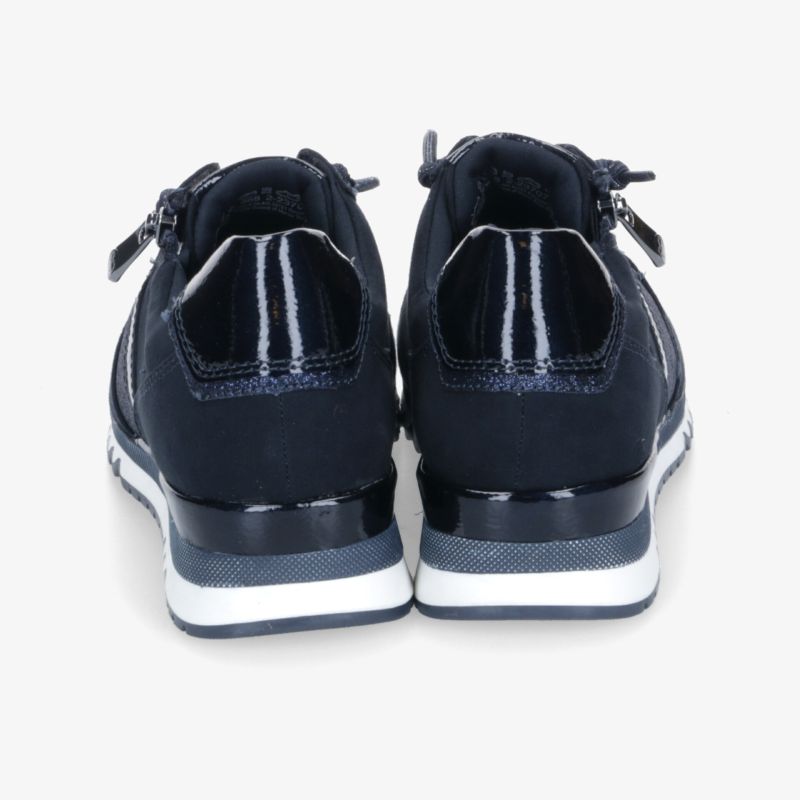 Rückansicht von zwei sportlichen Schuhen mit rutschfester Sohle und gepolstertem Einstieg für optimalen Komfort