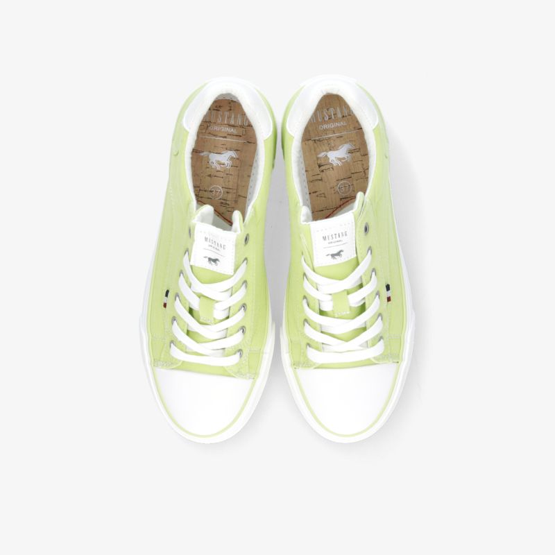 Paar grüne Sneaker mit weißen Sohlen und Schnürsenkeln, bequeme und modische Freizeitschuhe in Draufsicht