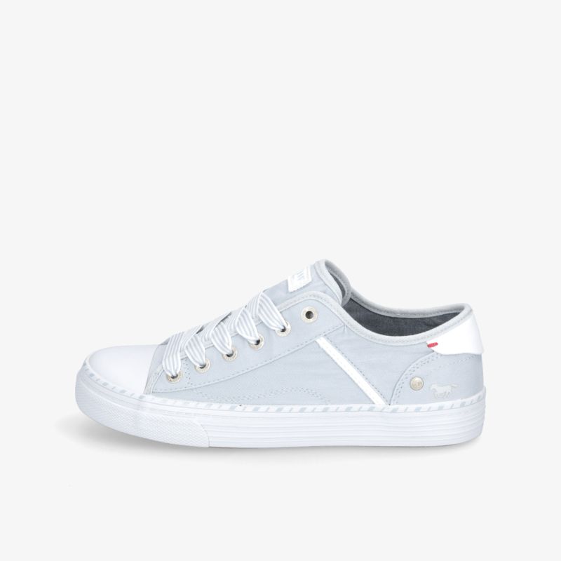 Moderner weißer Sneaker mit Schnürsenkeln, ideal für Freizeit und sportlichen Stil.