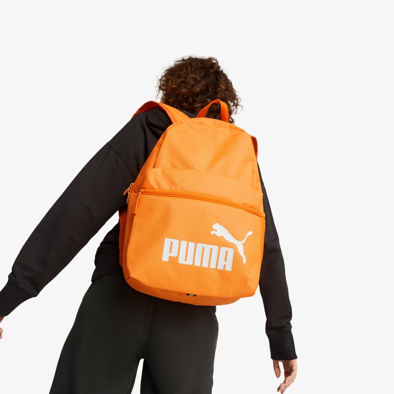 Stylischer orangefarbener Rucksack mit großem Logo, ideal für Sport und Alltag, komfortabel und geräumig.