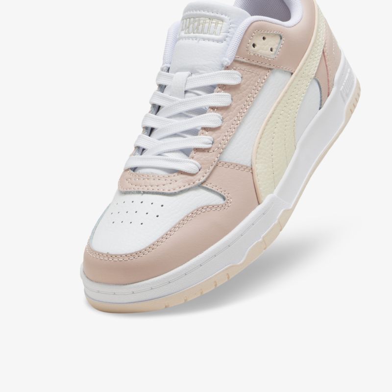 Sportlicher Schuh in beige und weiß mit bequemer Passform und robuster Sohle in schräger Frontansicht