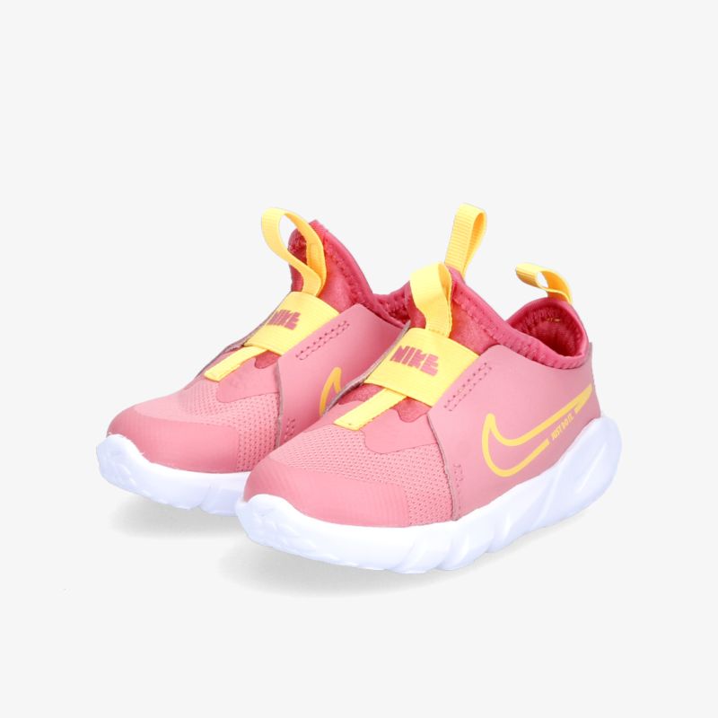 Moderne, pinkfarbene Sneaker mit gelben Akzenten und rutschfester weißer Sohle, ideal für sportlichen Komfort.