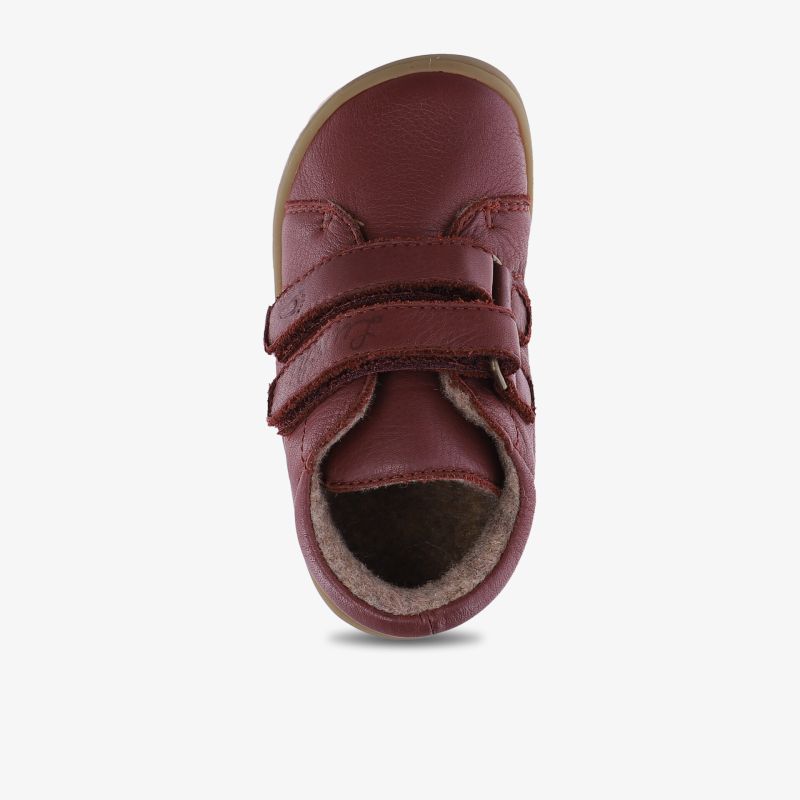 Bequemer roter Schuh mit flexiblem Leder und praktischem Klettverschluss für optimalen Komfort.