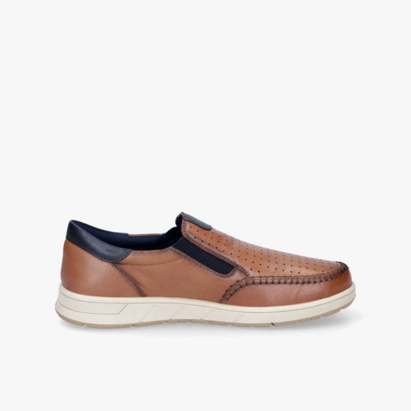 Brauner Slip-On Schuh mit bequemer Passform, leichter Sohle und modischem schlichten Design seitlich dargestellt