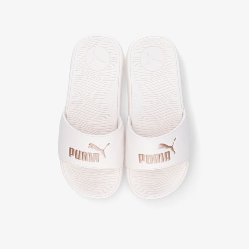 Weiße Slipper mit markantem Logo-Design, ideal für Freizeit und Komfort, modisch und rutschfest.