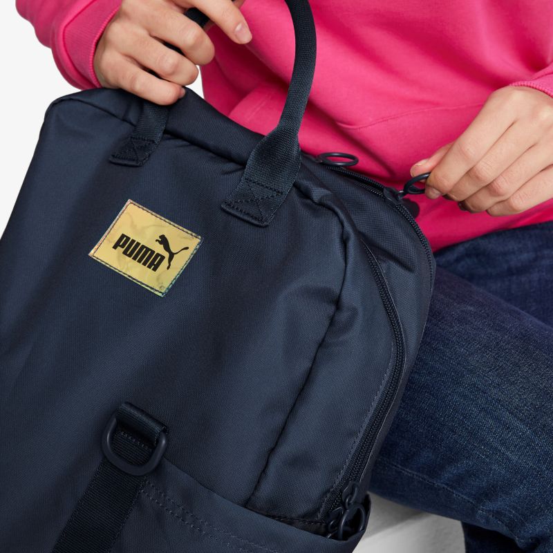 Moderner Puma Rucksack mit stilvollem Design und praktischen Tragegriffen, ideal für den alltäglichen Gebrauch.