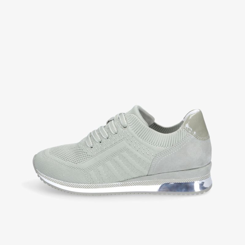 Moderner grauer Sneaker mit atmungsaktivem Obermaterial und eleganter Silhouette für vielseitigen Komfort.