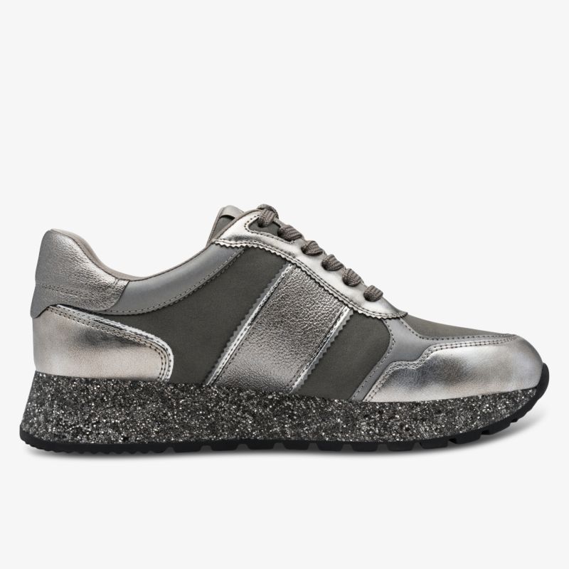 Moderner Sneaker in metallic Optik mit robustem Profil und komfortabler Passform, seitliche Ansicht