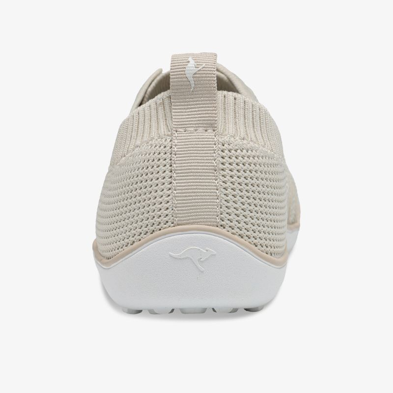 Beiger Sneaker mit atmungsaktivem Mesh, elastischem Schaft und rutschfester Sohle in sportlicher Rückansicht