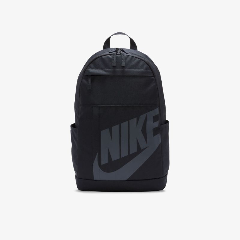 Schwarzer Nike Rucksack mit großem Logo. Geräumiges Hauptfach und robuste Bauweise für Alltag und Freizeit.