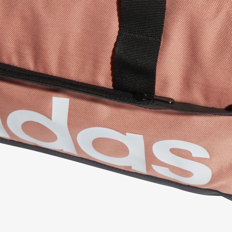 Geräumige Sporttasche in elegantem Design mit markantem Logo und robustem Tragegurt.