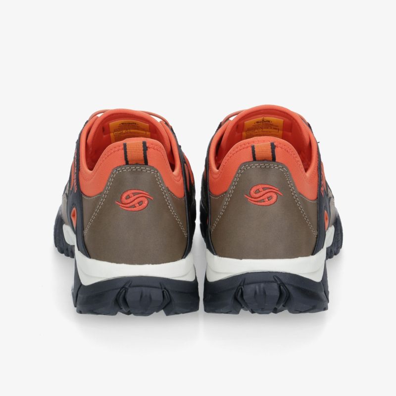 Sportrückseite zeigt stilvollen, robusten Schuh mit optimalem Tragekomfort und kontrastierenden Farben.