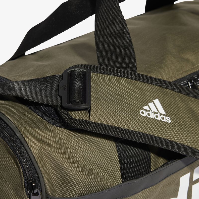 Adidas Sporttasche in Olivgrün mit strapazierfähigem Material und komfortablen Trageriemen.