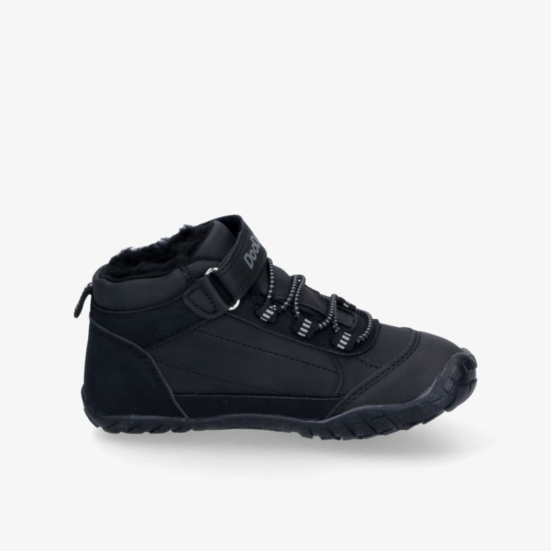 Schwarzer Outdoor-Schuh seitlich mit robuster Sohle, bequemer Polsterung und sicherer Schnürung