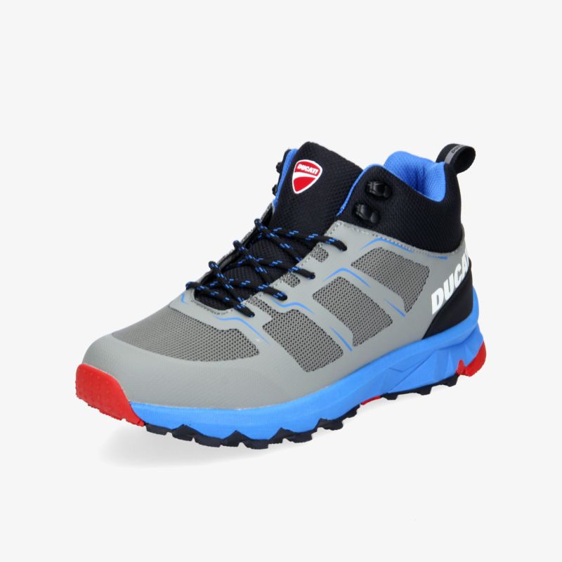 Moderner grauer und blauer Sneaker mit rutschfester Sohle und atmungsaktiven Materialien für optimalen Tragekomfort.