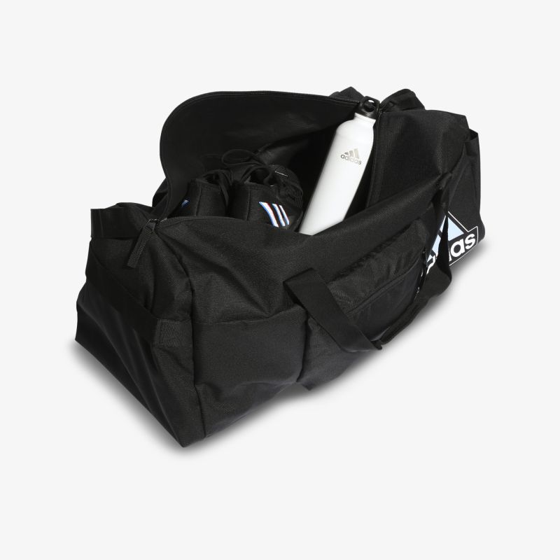 Schwarze Sporttasche mit großer Öffnung, ideal für Fitness und Reisen, zeigt Flasche und Schuhe.