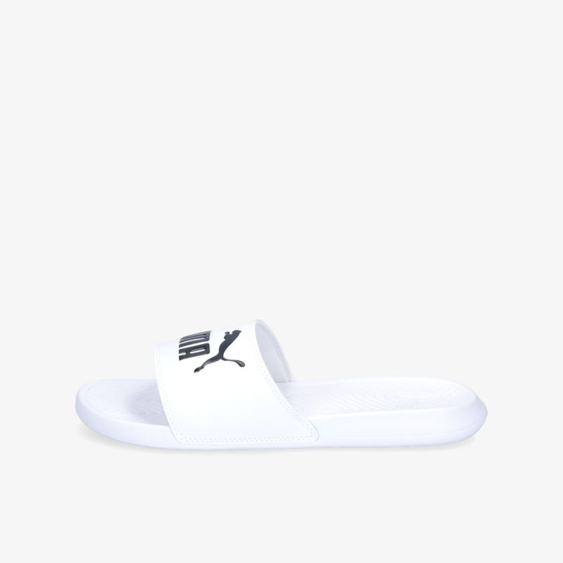 Weiße Slides mit markantem Logo, ideal für Freizeit und Sommer, bieten hohen Komfort und Stil.