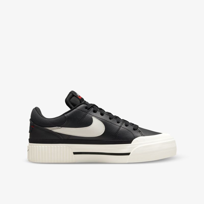 Stilvolle schwarze Sneaker mit weißem Swoosh für optimalen Komfort und modernen Look.