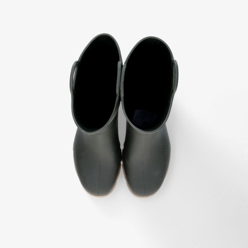 Schwarze wasserdichte Gummistiefel als Paar in Draufsicht, robust und rutschfest mit komfortablem Design