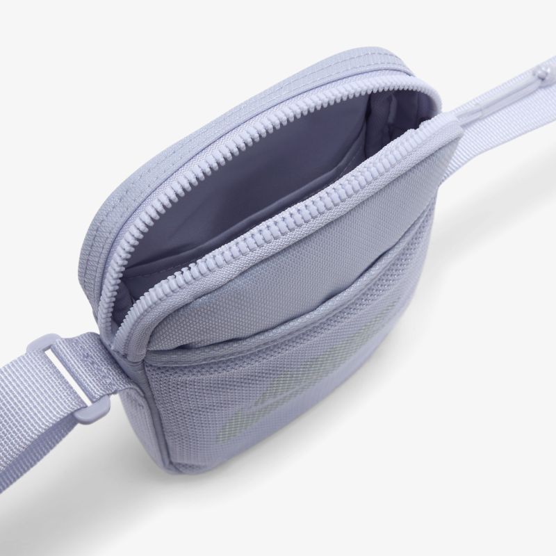 Kompakte, praktische Tasche in modernem Design mit einfachem Zugang und vielseitiger Nutzung.