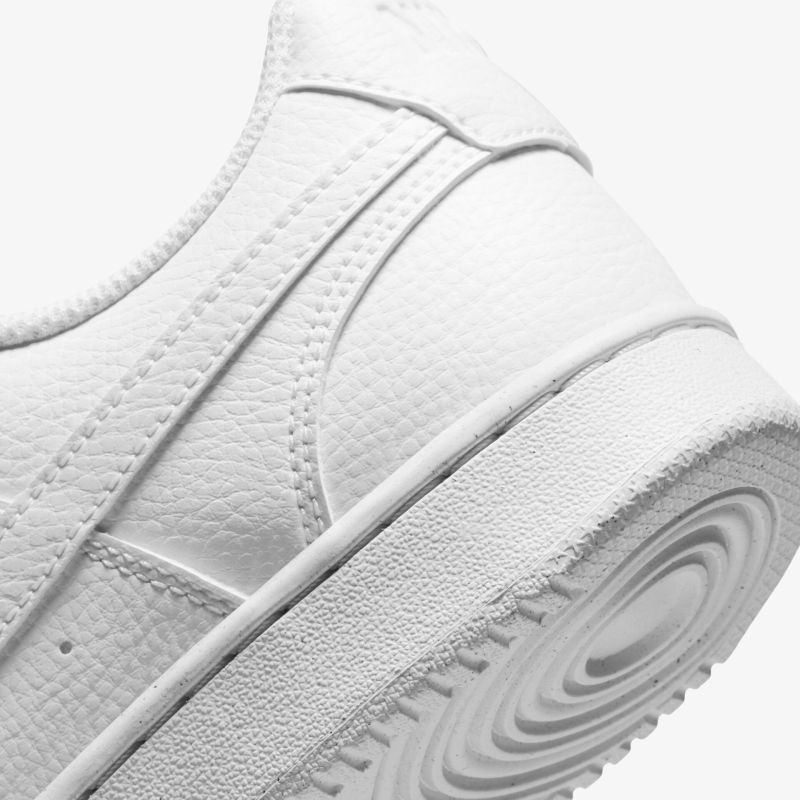 Eleganter weißer Sneaker mit modernem Design und komfortabler Sohle für urbanen Stil.