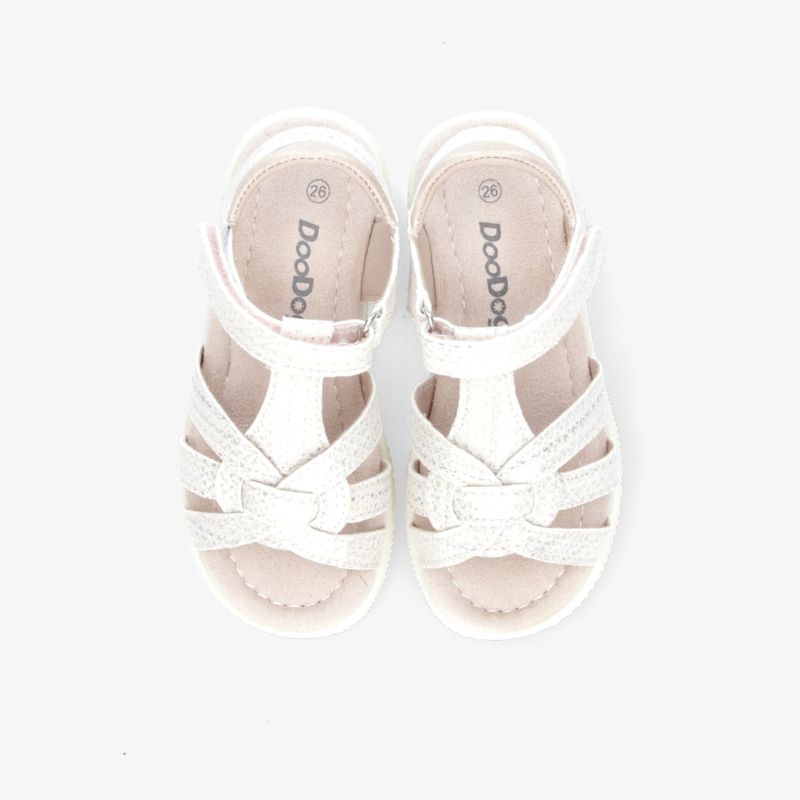 Elegante weiße Sandalen mit verspieltem Design und bequemer Passform für sommerliche Tage.