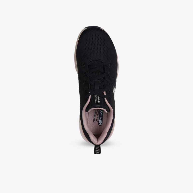 Schwarzer Sneaker mit atmungsaktivem Material und gepolsterter Innensohle in moderner, leichter Ausführung